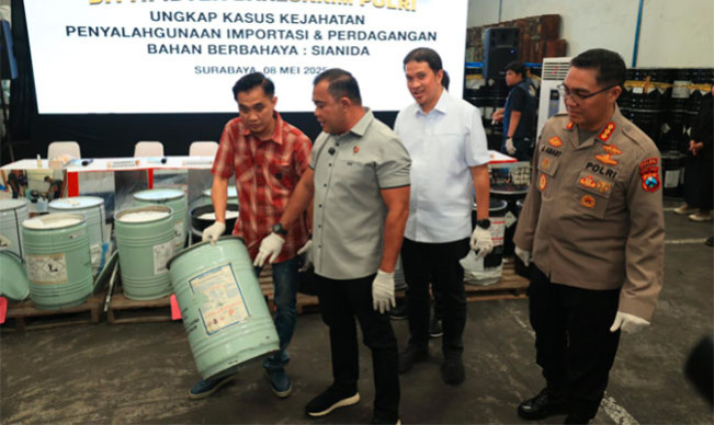 Mengerikan! Perdagangan Ilegal Sianida Terbongkar, Ribuan Drum Sianida dari China Diamankan Polisi